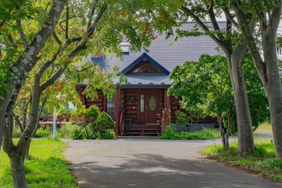 Tohoku autumn travel – Private Cottage Hideaway apple orchard in Aomori